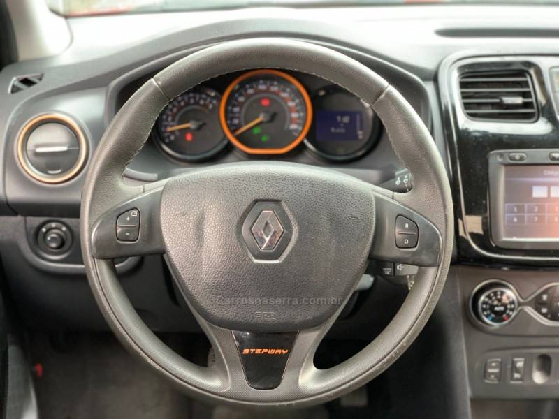 RENAULT - SANDERO - 2014/2015 - Vermelha - R$ 46.990,00