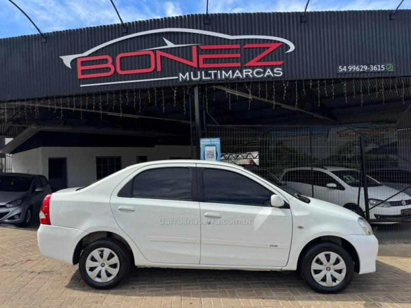 TOYOTA - ETIOS - 2013/2013 - Branca - R$ 44.990,00