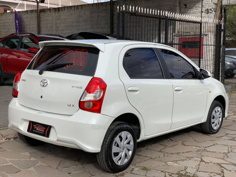 TOYOTA - ETIOS - 2017/2018 - Branca - R$ 55.990,00