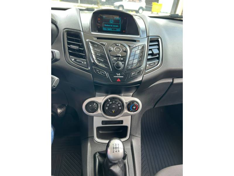 FORD - FIESTA - 2017/2018 - Branca - R$ 52.990,00