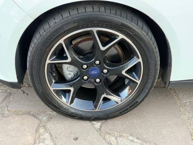 FORD - FOCUS - 2014/2015 - Branca - R$ 61.990,00