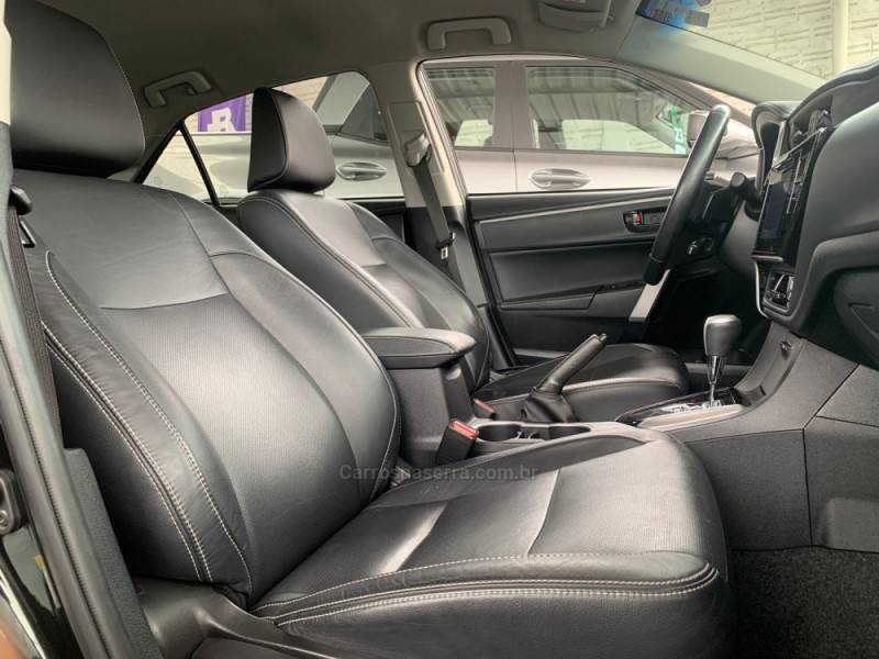 TOYOTA - COROLLA - 2017/2018 - Preta - R$ 105.990,00