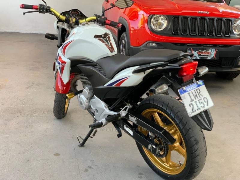 HONDA - CB 300R - 2014/2015 - Branca - R$ 14.990,00