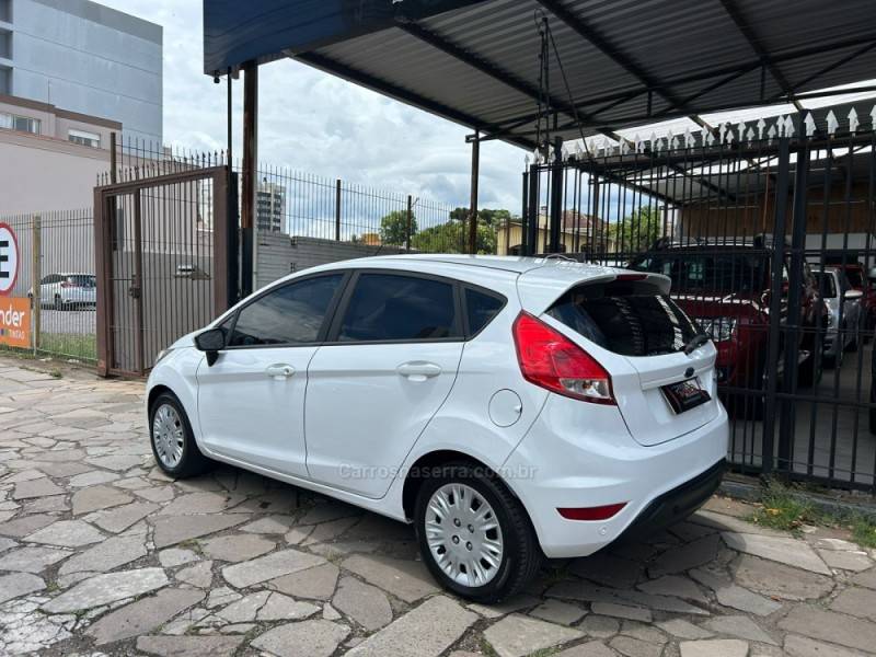 FORD - FIESTA - 2017/2018 - Branca - R$ 52.990,00