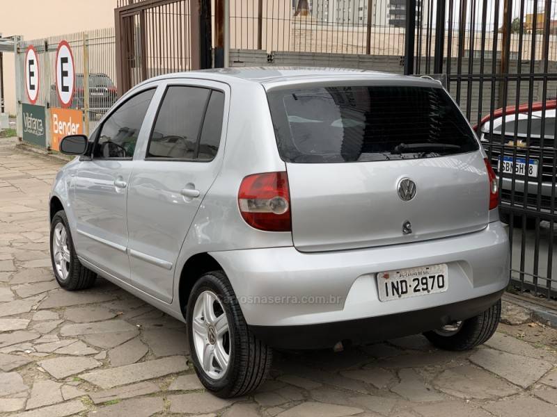 VOLKSWAGEN - FOX - 2005/2006 - Prata - R$ 28.990,00