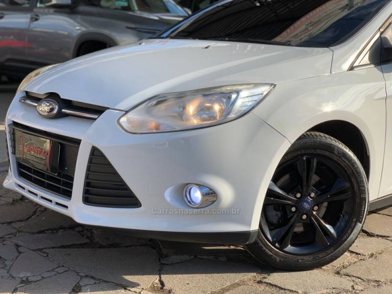 FORD - FOCUS - 2014/2015 - Branca - R$ 55.990,00