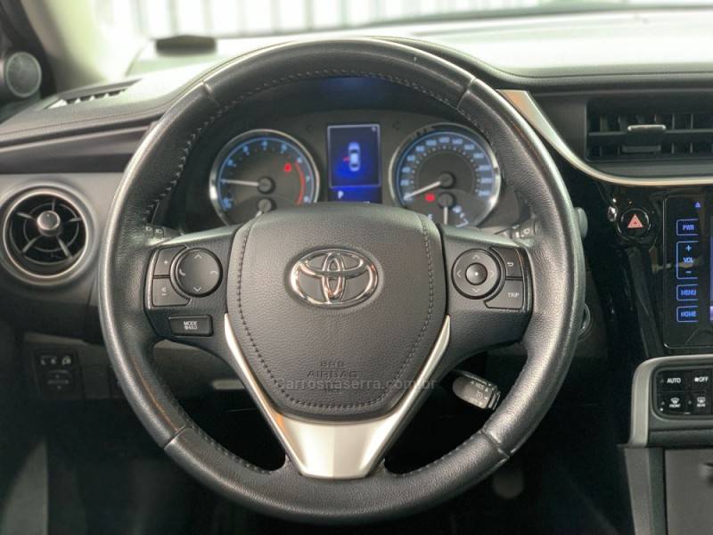 TOYOTA - COROLLA - 2017/2018 - Preta - R$ 105.990,00
