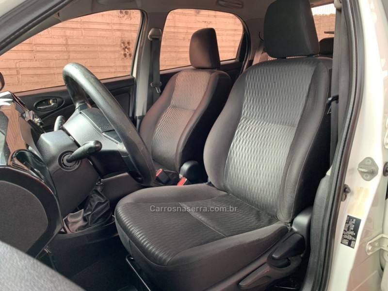 TOYOTA - ETIOS - 2017/2018 - Branca - R$ 55.990,00