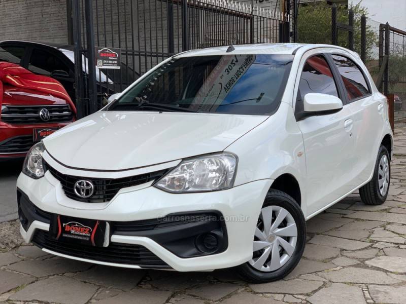 TOYOTA - ETIOS - 2017/2018 - Branca - R$ 55.990,00