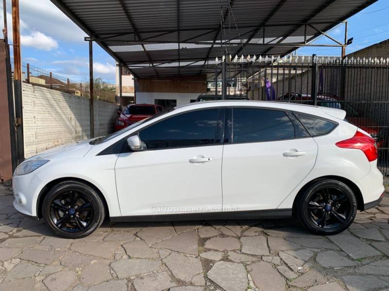 FORD - FOCUS - 2014/2015 - Branca - R$ 55.990,00