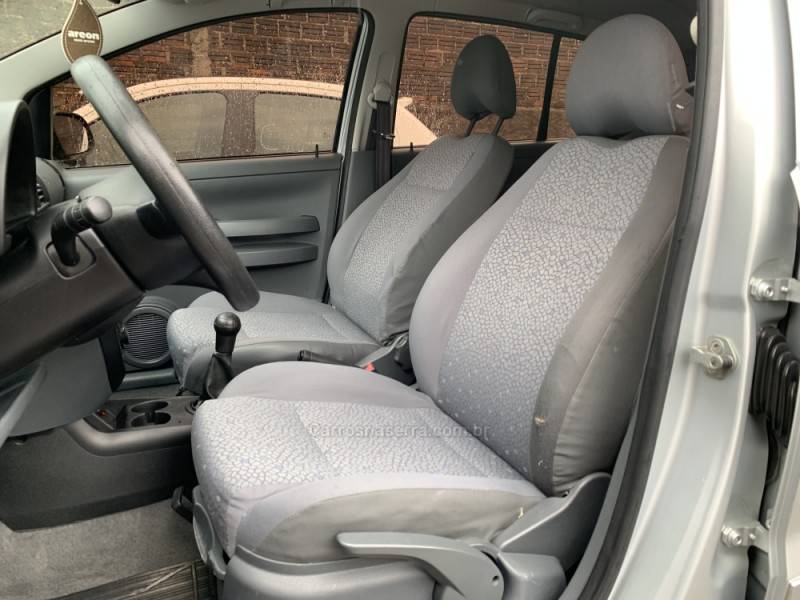 VOLKSWAGEN - FOX - 2005/2006 - Prata - R$ 28.990,00