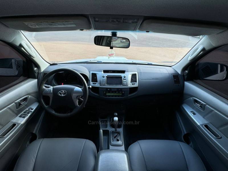 TOYOTA - HILUX - 2013/2013 - Branca - R$ 138.990,00