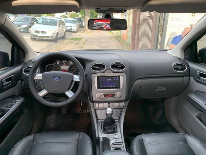 FORD - FOCUS - 2010/2011 - Preta - R$ 49.990,00