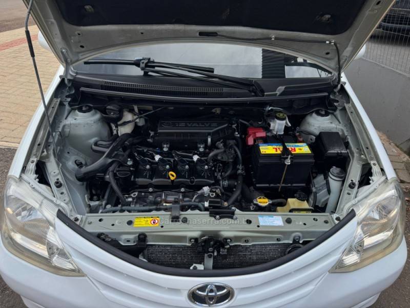 TOYOTA - ETIOS - 2013/2013 - Branca - R$ 44.990,00