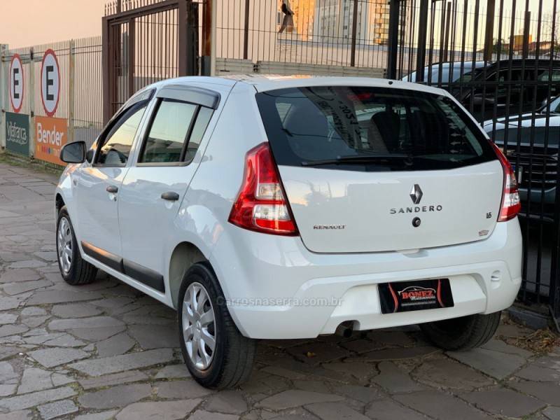 RENAULT - SANDERO - 2012/2013 - Branca - R$ 37.990,00