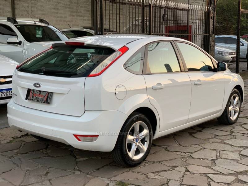 FORD - FOCUS - 2011/2012 - Branca - R$ 42.990,00