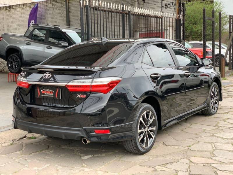 TOYOTA - COROLLA - 2017/2018 - Preta - R$ 105.990,00