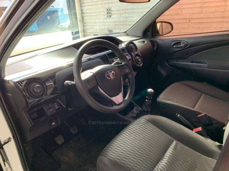 TOYOTA - ETIOS - 2017/2018 - Branca - R$ 55.990,00