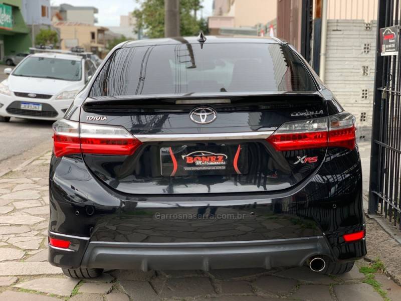 TOYOTA - COROLLA - 2017/2018 - Preta - R$ 105.990,00